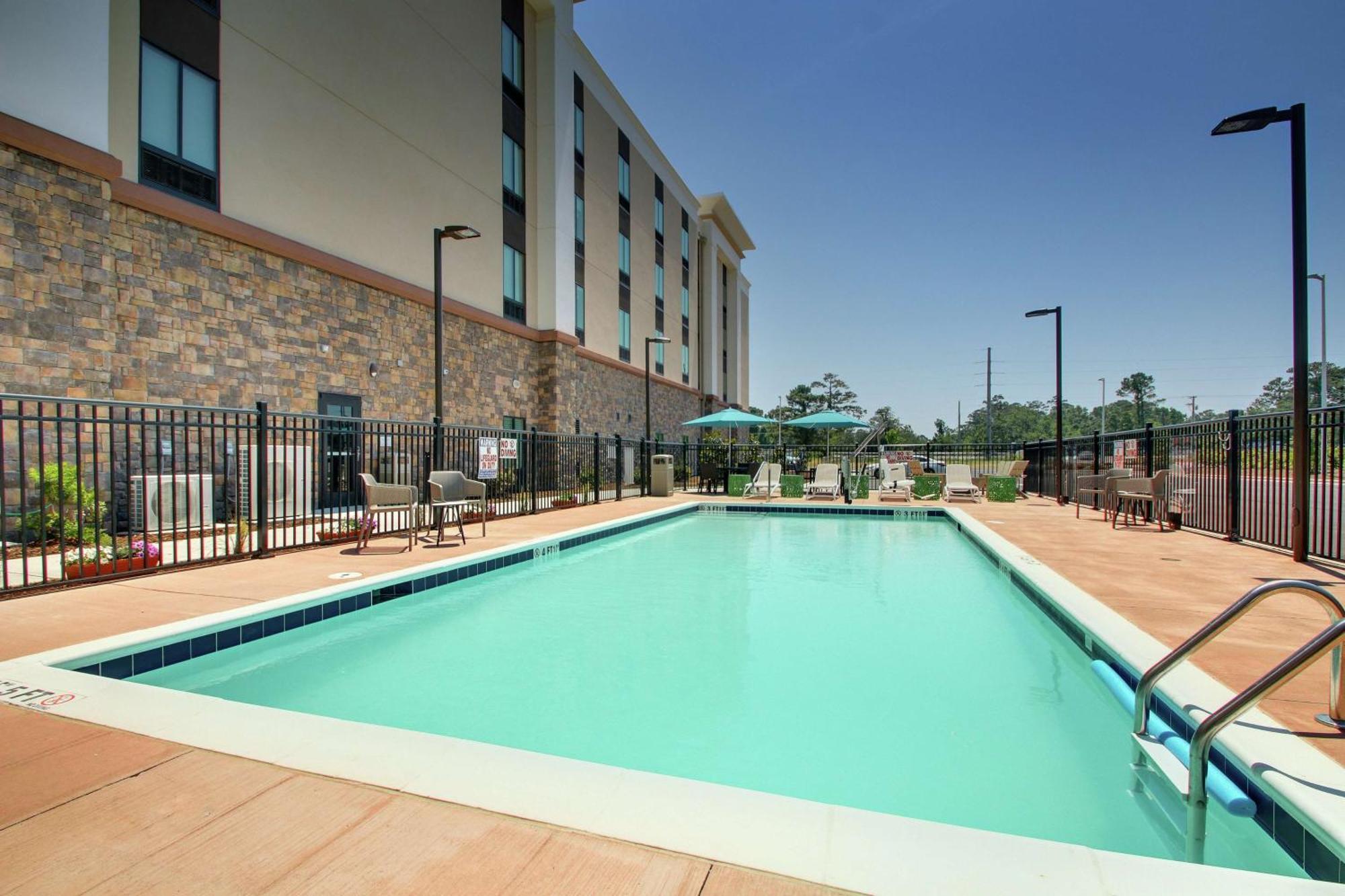 Hampton Inn & Suites By Hilton Southport Exterior photo