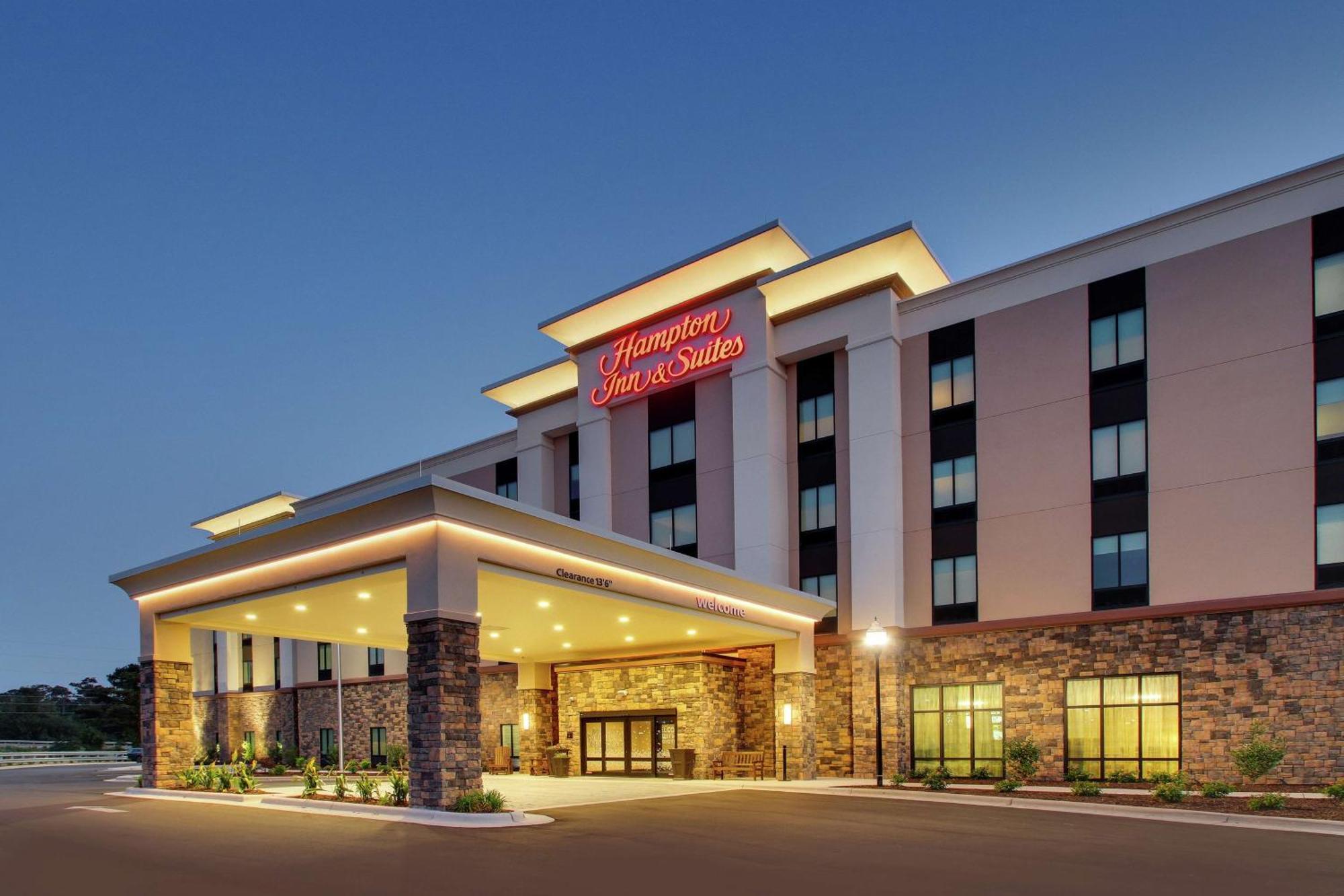 Hampton Inn & Suites By Hilton Southport Exterior photo