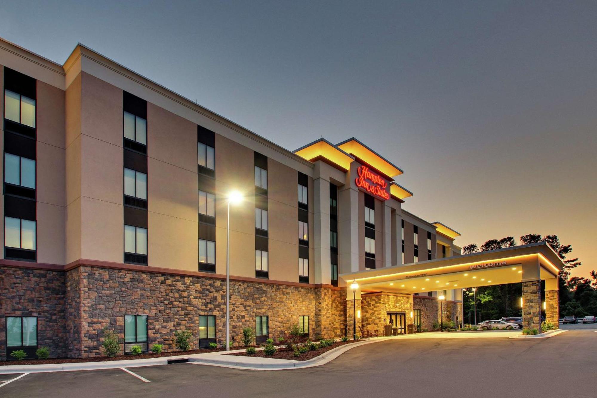 Hampton Inn & Suites By Hilton Southport Exterior photo