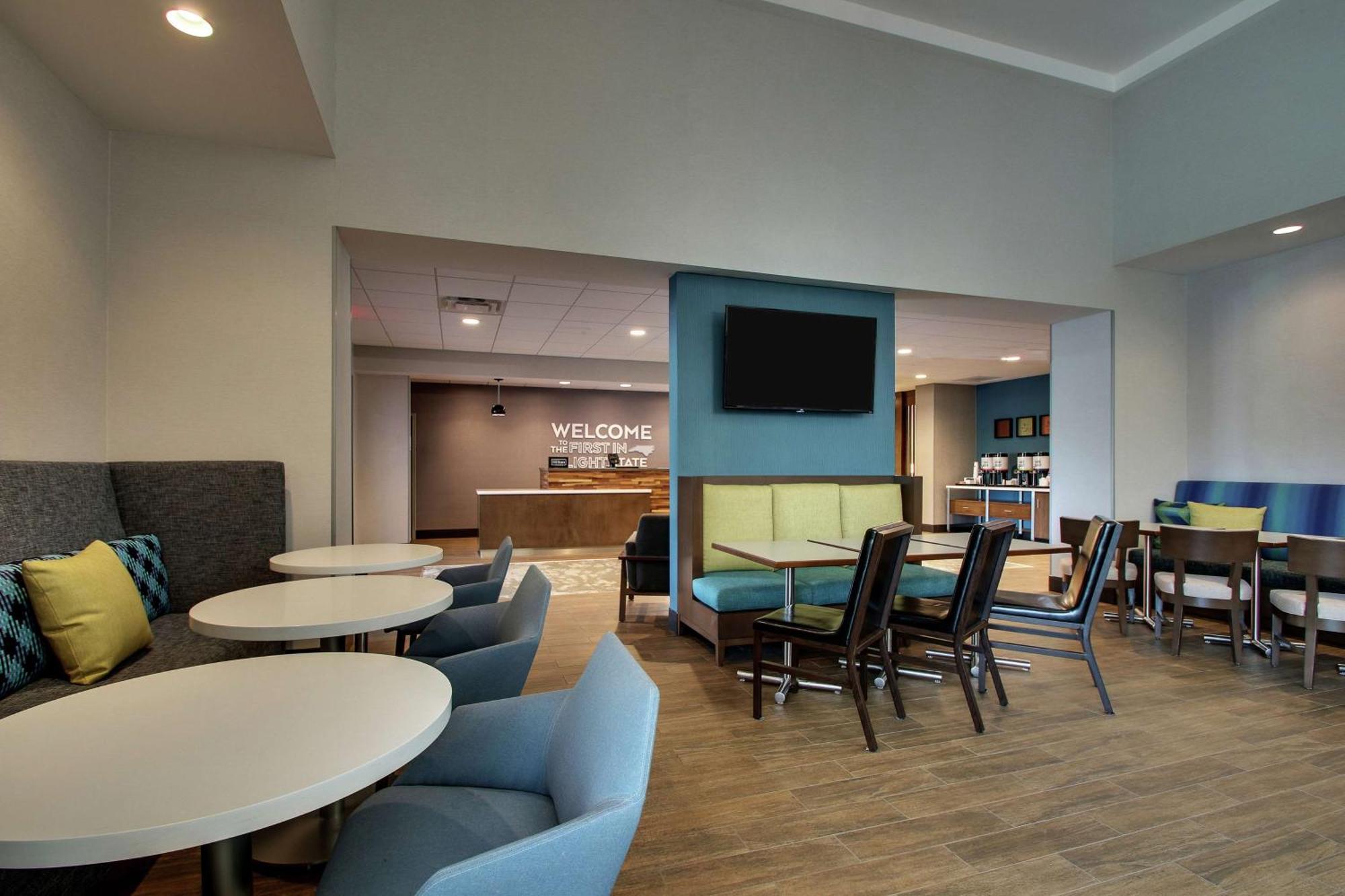 Hampton Inn & Suites By Hilton Southport Exterior photo