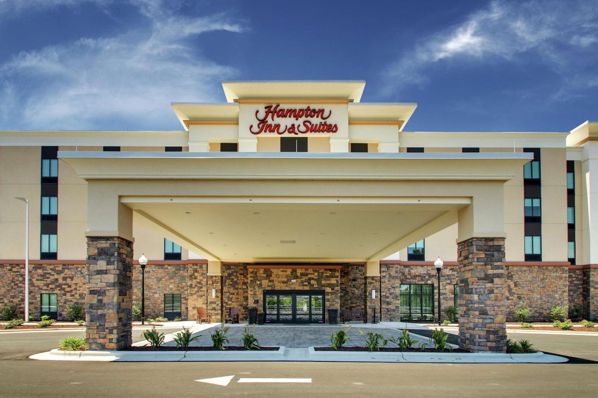 Hampton Inn & Suites By Hilton Southport Exterior photo